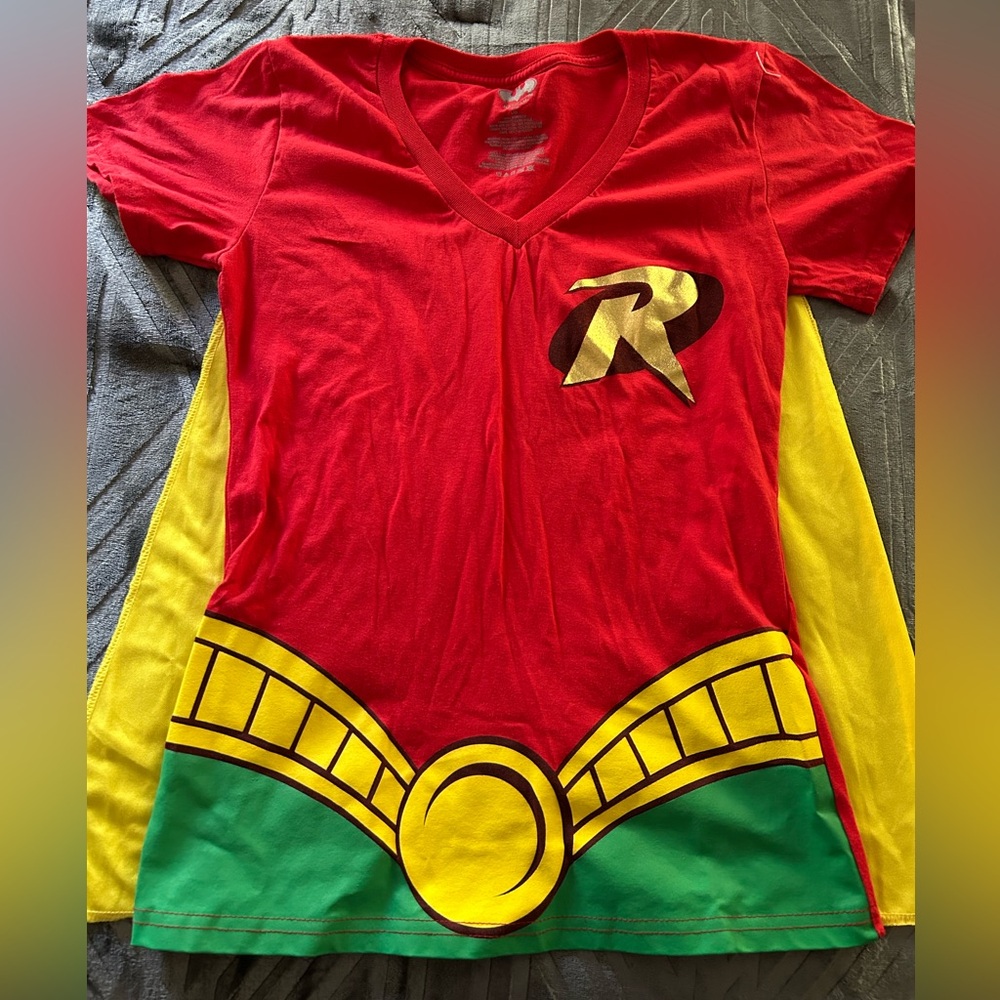 Women’s robin short sleeve Tshirt with removable yellow cape. Size large.
